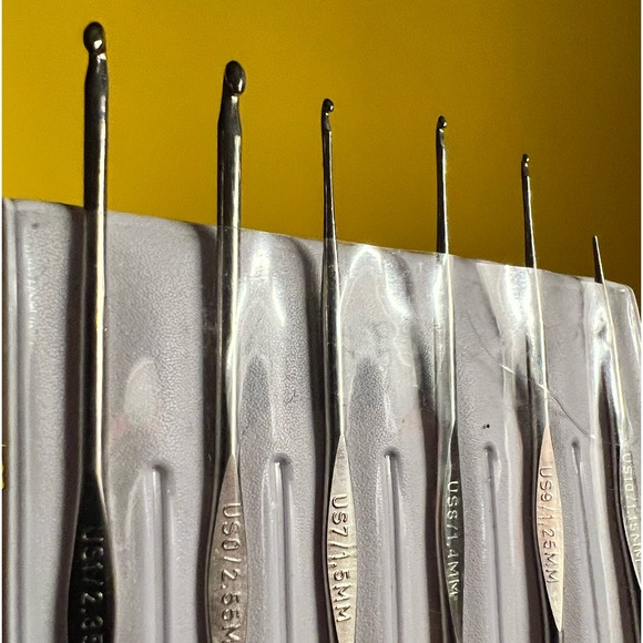 Susan Bates Crochet Hooks set of 6 steel tiny mm mini size - Picture 2 of 4